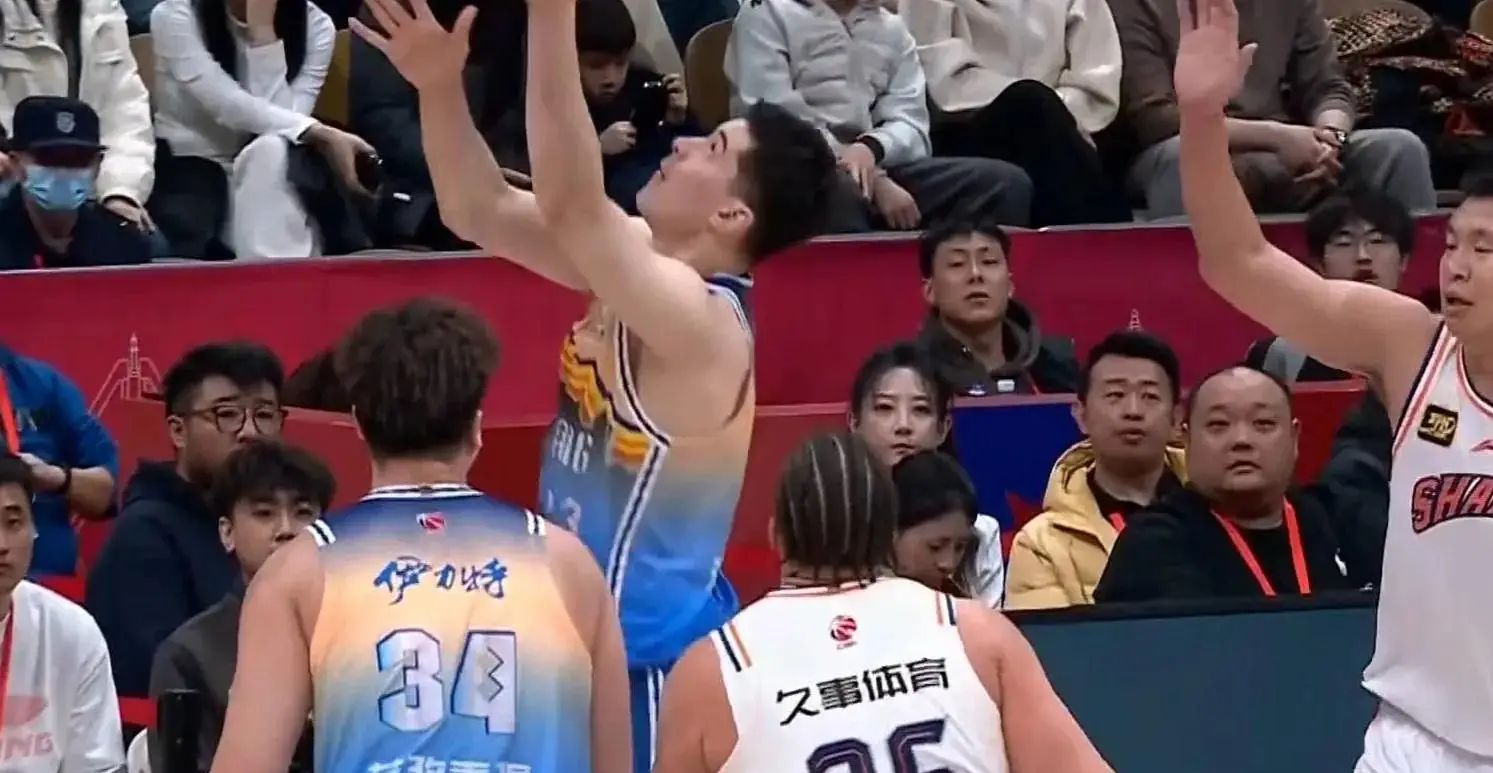 包含足协杯季后赛激情夜！斯瓦泰克里突外投，新疆男篮横扫金州勇士的词条